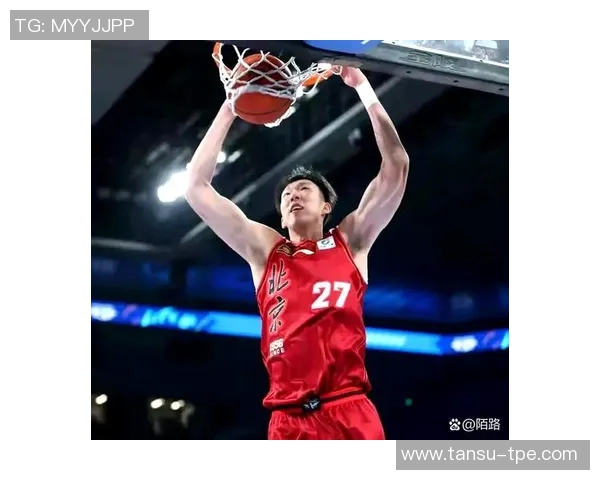 周琦在CBA比赛中表现抢眼，再次展现出个人实力和技术水平